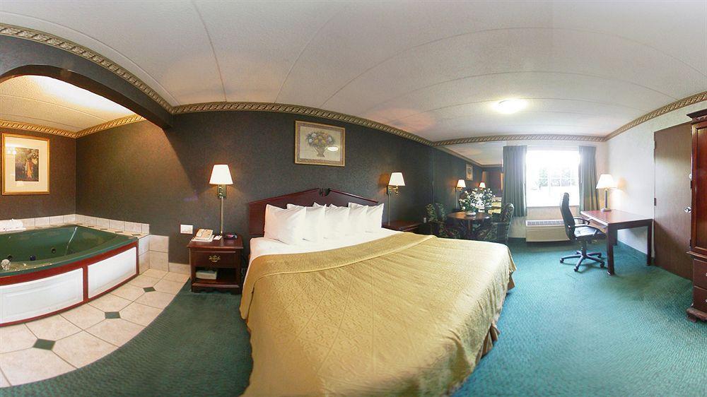 Quality Inn & Conference Center Maple Shade Екстер'єр фото