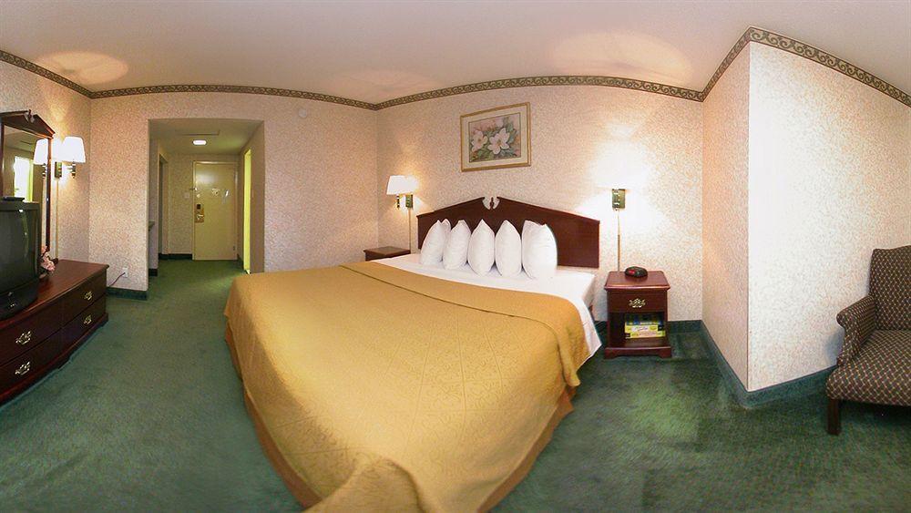 Quality Inn & Conference Center Maple Shade Екстер'єр фото